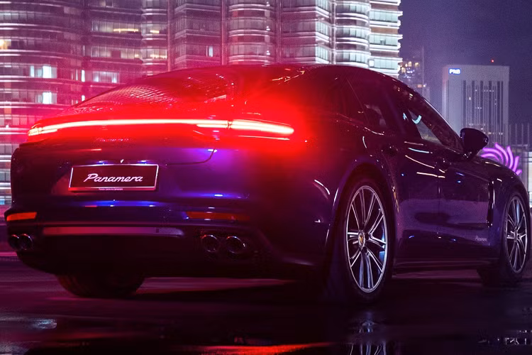 Hệ thống phanh trên Porsche Panamera bao gồm các rô-tơ phía trước, được kiểm soát bằng kẹp phanh monobloc bằng nhôm 6 piston, kẹp phanh phía sau có 4 piston. Hệ thống phanh này nhẹ hơn trước nhưng vẫn đảm bảo độ bền bỉ.