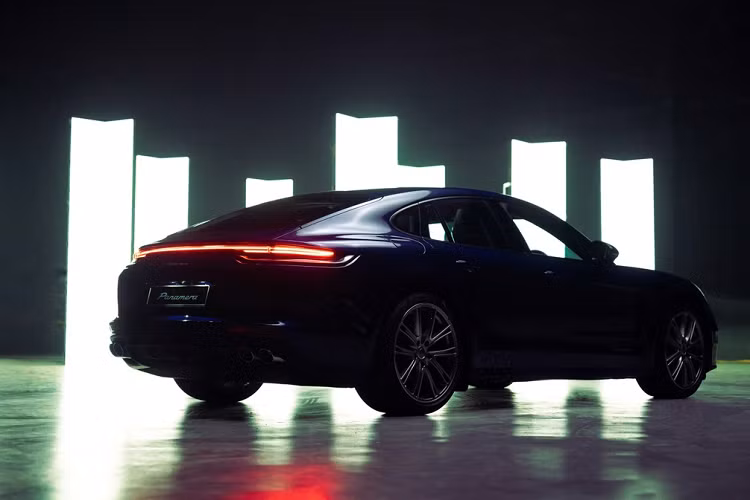 Động cơ này kết hợp với hộp số tự động ly hợp kép PDK 8 cấp, hệ dẫn động cầu sau. Nhờ đó xe có khả năng tăng tốc 0-100 km/h trong 5,6 giây (5,4 giây ở chế độ Sport Plus) trước khi đạt tốc độ tối đa 270 km/h.