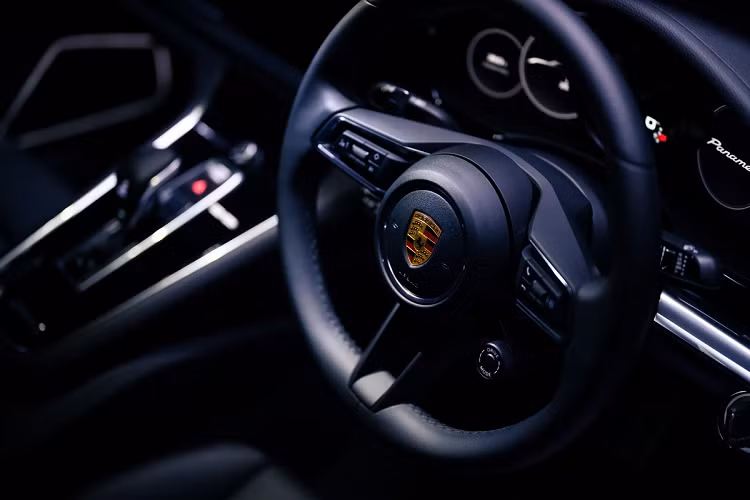 Những trang bị an toàn tiêu chuẩn trên mẫu xe sang thể thao Porsche Panamera 2021 gồm có hỗ trợ giữ làn đường, nhận diện biển báo giao thông, hỗ trợ tầm nhìn ban đêm, hỗ trợ chuyển làn, hỗ trợ đỗ xe, camera 360 và màn hình hiển thị kính lái HUD.