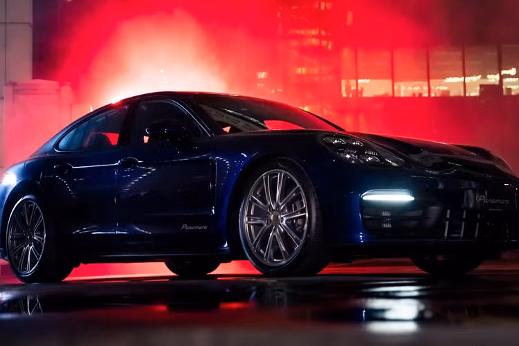 Thiết kế ngoại thất của Porsche Panamera 2021 mới cũng được tinh chỉnh. Phong cách thiết kế thể thao giờ trở thành tiêu chuẩn thay vì tùy chọn như trước đây. Đèn định vị LED dạng thanh đơn ở 2 cạnh cản trước. Đèn pha tự động dạng LED ma trận. Phía sau, cụm đèn hậu nối liền được sửa đổi họa tiết.