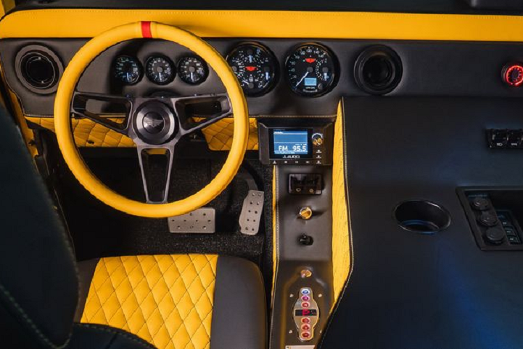 Ngoài ra, bảng điều khiển trung tâm đã được thiết kế lại hoàn toàn với nhiều bộ phận trang trí bằng hợp kim, ở bảng điều khiển này có bộ chọn số, đèn báo số điện tử và phanh đỗ điện tử. Các trang bị nội thất đáng chú ý khác gồm điều hòa hai vùng mới, tấm che nắng tùy chỉnh và vô lăng gia công đặc biệt. Tất cả các công tắc và nút đều mới và được kết hợp cẩn thận để mang đến tính thẩm mỹ cao cấp và gắn kết hơn. Mil-Spec thậm chí còn bổ sung công tắc gạt nước làm từ anode nhôm.