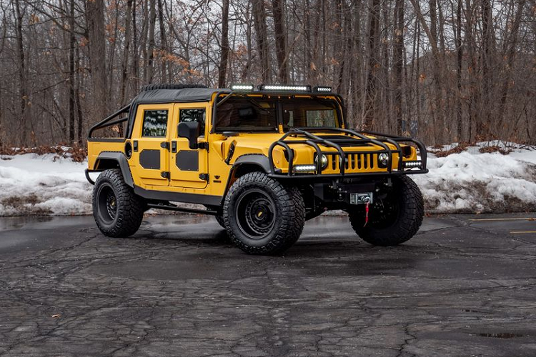 Về chiếc xe trong bài, đây là chiếc Mil-Spec Hummer M1-R H1 đầu tiên, xe có ngoại thất màu vàng tươi lấy cảm hứng từ màu vàng Competition Yellow của Hummer H1 nguyên bản. Tông vàng đen được sử dụng cho không gian bên trong xe.