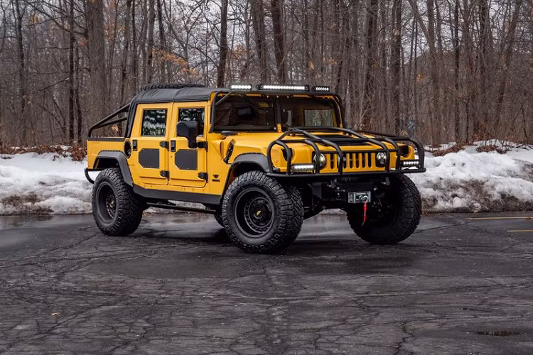 Về chiếc xe trong bài, đây là chiếc Mil-Spec Hummer M1-R H1 đầu tiên, xe có ngoại thất màu vàng tươi lấy cảm hứng từ màu vàng Competition Yellow của Hummer H1 nguyên bản. Tông vàng đen được sử dụng cho không gian bên trong xe.