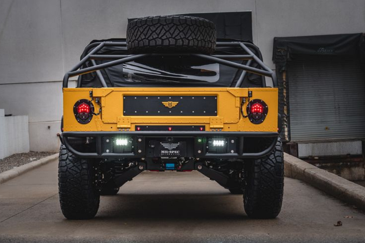 Sức mạnh của M1-R đến từ động cơ dầu diesel Duramax V8 6.6L tinh chỉnh, sản sinh công suất 800 mã lực và mô-men xoắn cực đại 1.627 Nm.