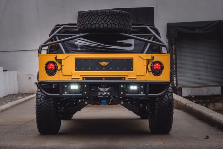 Sức mạnh của M1-R đến từ động cơ dầu diesel Duramax V8 6.6L tinh chỉnh, sản sinh công suất 800 mã lực và mô-men xoắn cực đại 1.627 Nm.