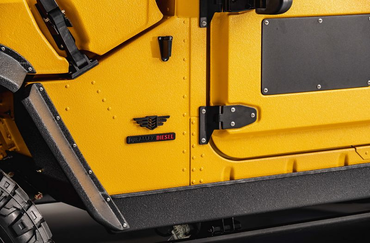 Được mệnh danh là chiếc bán tải sang trọng nhất thế giới, giá xe Hummer M1-R H1 có mức bán ra lên tới 412.000 USD (khoảng 9,5 tỷ đồng).