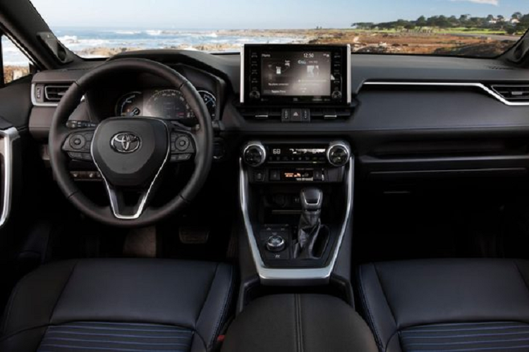 Trong khi đó, những chiếc RAV4 chạy xăng giờ đây sẽ xuất xưởng với hệ thống ngắt động cơ giúp tiết kiệm nhiên liệu. La-zăng hợp kim mới cũng là một sự bổ sung đáng chú ý cho Toyota RAV4 2022 mới (hầu hết các biến thể).