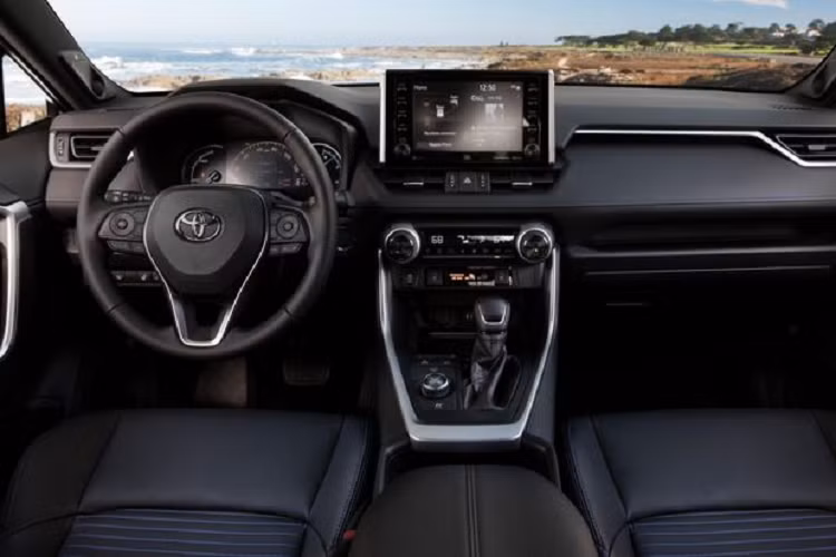 Trong khi đó, những chiếc RAV4 chạy xăng giờ đây sẽ xuất xưởng với hệ thống ngắt động cơ giúp tiết kiệm nhiên liệu. La-zăng hợp kim mới cũng là một sự bổ sung đáng chú ý cho Toyota RAV4 2022 mới (hầu hết các biến thể).