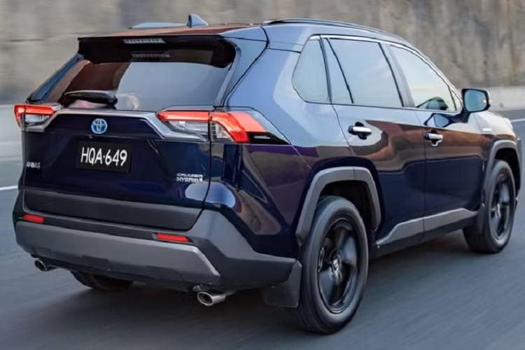 Phiên bản hybrid chỉ có sẵn với động cơ 2.5L, sản sinh công suất 215 mã lực ở cấu hình 2WD và 219 mã lực trên các mẫu AWD.