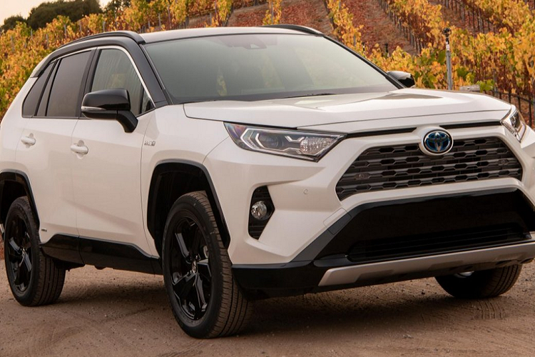 Tại Mỹ, giá xe Toyota RAV4 2022 chưa được công bố. Xe có hai lựa chọn động cơ truyền thống là cỗ máy 2.0L 4 xi-lanh cho công suất 171 mã lực / mô-men xoắn 203 Nm và máy 2.5L 4 xi-lanh cho 204 mã lực / 243 Nm.