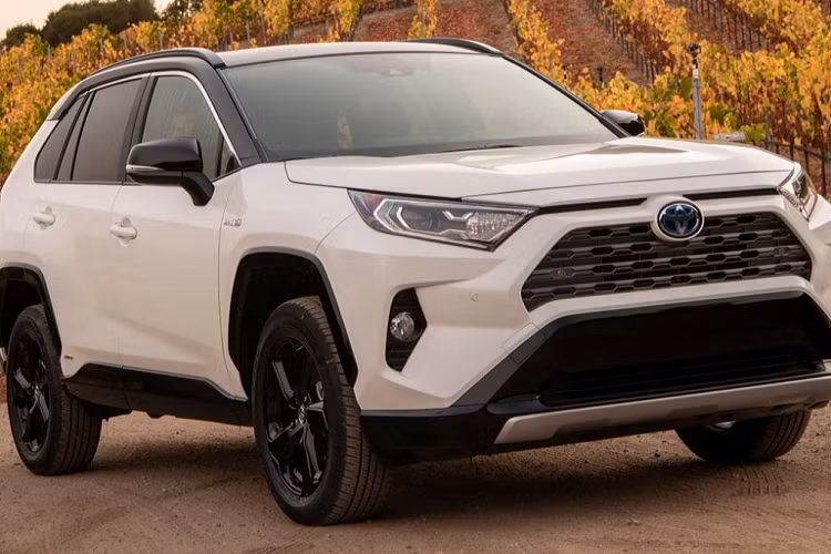 Tại Mỹ, giá xe Toyota RAV4 2022 chưa được công bố. Xe có hai lựa chọn động cơ truyền thống là cỗ máy 2.0L 4 xi-lanh cho công suất 171 mã lực / mô-men xoắn 203 Nm và máy 2.5L 4 xi-lanh cho 204 mã lực / 243 Nm.