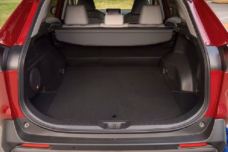 Đối với nội thất, phiên bản Toyota RAV4 Cruiser 2022 được trang bị ghế trước chỉnh điện 8 hướng mới có chức năng thông gió, cùng gương chiếu hậu kỹ thuật số.