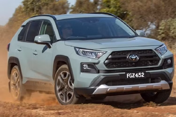 Ở model 2022, tất cả các biến thể của Toyota RAV4 thế hệ mới đều đạt tiêu chuẩn với đèn sương mù LED, đặc biệt, bản hybrid sẽ nhận được đèn pha thiết kế mới giúp tăng cường tầm nhìn vào ban đêm.