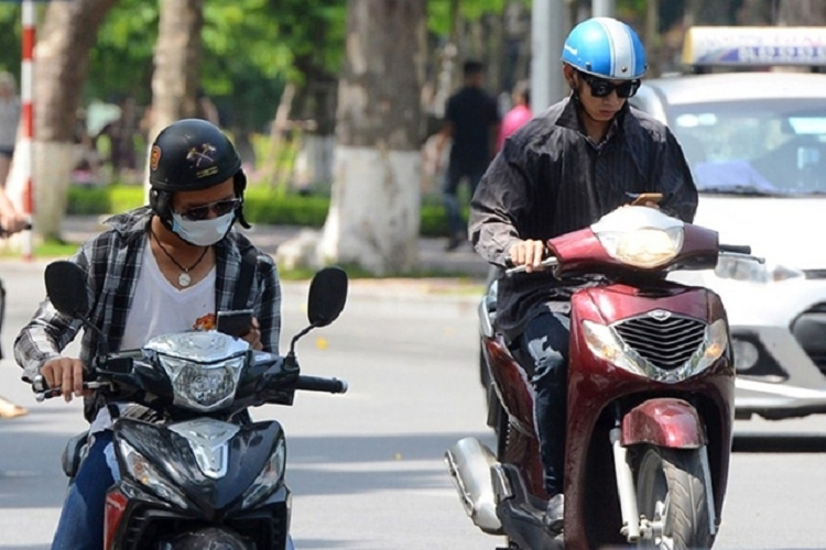 Muc phat cho nguoi su dung dien thoai khi dang lai xe may