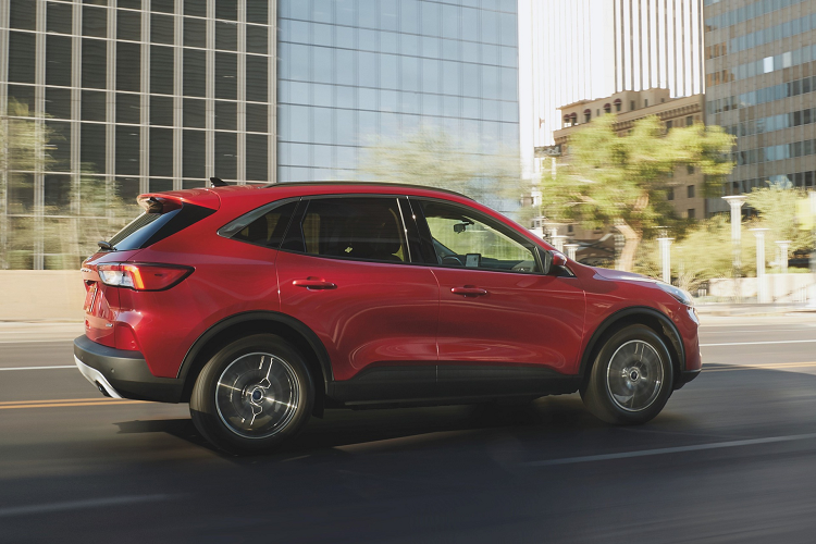 Ngoài ra, mẫu SUV có thể chạy thuần điện hơn 59 km. Bên cạnh các model dùng động cơ hybrid, Ford vẫn cung cấp tùy chọn động cơ xăng tăng áp cho Escape 2021. Danh sách bao gồm phiên bản EcoBoost 1.5L mạnh 181 mã lực,và cấu hình EcoBoost 2.0L với công suất 250 mã lực. Hộp số là loại tự động 8 cấp.