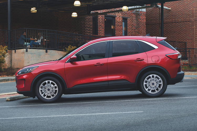 Các model Ford Escape Hybrid và PHEV cùng được trang bị động cơ xăng 2.0L có công suất 165 mã lực, kết hợp với động cơ điện cho ra tổng sức mạnh 200 mã lực. Hộp số là loại vô cấp CVT, biến thể hybrid có thể được trang bị hệ dẫn động AWD trong khi bản PHEV chỉ có tùy chọn dẫn động cầu trước. Mức tiêu thụ nhiên liệu của Ford Escape PHEV theo báo cáo của Cục Bảo vệ Môi trường (EPA) là khoảng 2,35 lít/100 km.