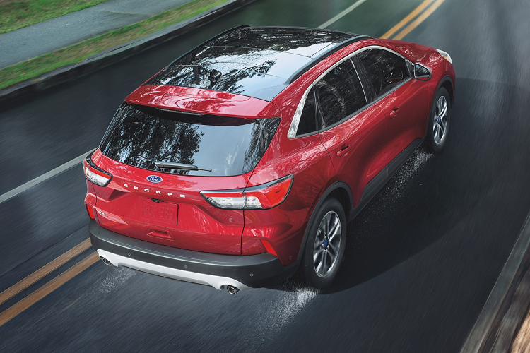 Cụ thể, các phiên bản Ford Escape SE và SEL mới nay được có thể được trang bị cấu hình động cơ hybrid như biến thể Titanium. Bên cạnh đó, hệ truyền động hybrid cắm sạc (plug-in hybrid, PHEV) nay được bổ sung cho khách hàng Mỹ.