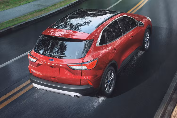 Cụ thể, các phiên bản Ford Escape SE và SEL mới nay được có thể được trang bị cấu hình động cơ hybrid như biến thể Titanium. Bên cạnh đó, hệ truyền động hybrid cắm sạc (plug-in hybrid, PHEV) nay được bổ sung cho khách hàng Mỹ.