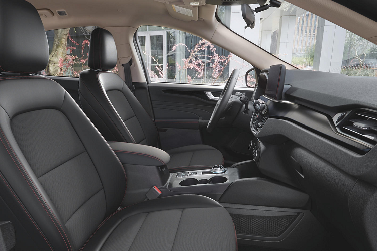 Một vài nâng cấp khác của mẫu xe SUV Ford Escape 2021 có thể kể đến gói trang bị Elite trên bản Titanium với vô-lăng bọc da đục lỗ, màu sắc và vật liệu nội thất mới, hoặc phiên bản SE và SEL có gói trang bị ngoại thất thể thao hơn.