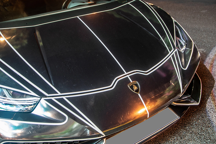 Phong cách dán decal màu chrome trên siêu xe Lamborghini Huracan này từng được ưa chuộng trong giới chơi siêu xe Việt Nam vào những năm 2016-2017.