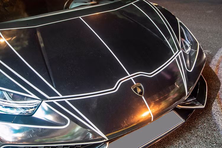 Phong cách dán decal màu chrome trên siêu xe Lamborghini Huracan này từng được ưa chuộng trong giới chơi siêu xe Việt Nam vào những năm 2016-2017.