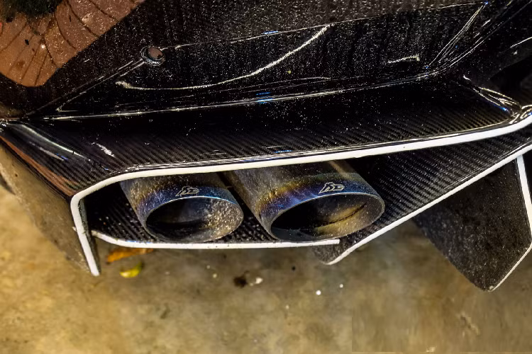 Lamborghini Huracan LP 610-4 tại Việt Nam được trang bị động cơ V10, dung tích 5.2L, hút khí tự nhiên, sản sinh công suất tối đa 610 mã lực và mô-men xoắn 560 Nm. Kết hợp với hộp số ly hợp kép 7 cấp và hệ dẫn động 4 bánh, Huracan có thể đạt vận tốc 100 km/h từ trạng thái tĩnh trong 3,2 giây. Tốc độ tối đa là 325 km/h.