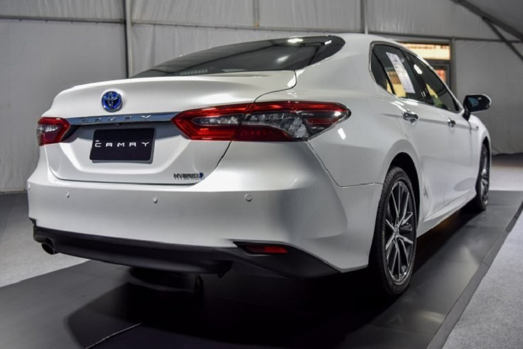 Hiện tại, phía tư vấn bán hàng cho biết giá xe Toyota Camry 2022 dự kiến sẽ tăng mạnh, trong đó bản 2.0Q có thể sẽ được chốt giá lên tới 1,4 tỷ đồng. Tuy nhiên, điều này sẽ khó xảy ra bởi bài học của Honda Accord vẫn còn ở đó, nếu chốt giá quá cao, Toyota Camry 2022 có thể sẽ không còn là mẫu sedan hạng D bán chạy nhất Việt Nam.