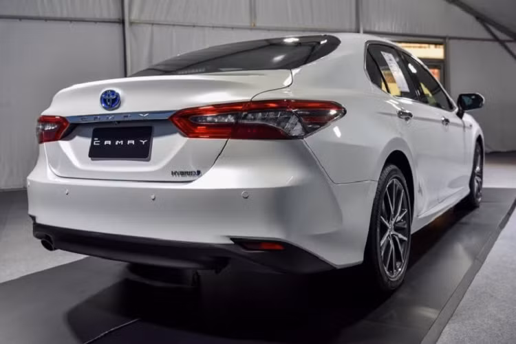 Hiện tại, phía tư vấn bán hàng cho biết giá xe Toyota Camry 2022 dự kiến sẽ tăng mạnh, trong đó bản 2.0Q có thể sẽ được chốt giá lên tới 1,4 tỷ đồng. Tuy nhiên, điều này sẽ khó xảy ra bởi bài học của Honda Accord vẫn còn ở đó, nếu chốt giá quá cao, Toyota Camry 2022 có thể sẽ không còn là mẫu sedan hạng D bán chạy nhất Việt Nam.