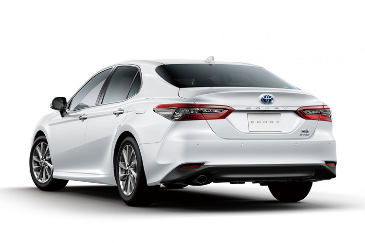 Tiếp đến, theo chia sẻ từ phía đại lý thì bản 2.0Q sẽ có thêm nhiều “option” hiện đại giống với bản 2.5Q cao nhất ở Camry đời cũ. Ví dụ điển hình như hệ thống đèn LED/Bi-LED, mâm 18 inch, hàng ghế sau ngả lưng chỉnh điện, màn hình hiển thị đa thông tin 7 inch, sạc không dây, điều hòa tự động 3 vùng, cảnh báo điểm mù hay cảnh báo phương tiện cắt ngang phía sau.