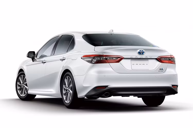 Tiếp đến, theo chia sẻ từ phía đại lý thì bản 2.0Q sẽ có thêm nhiều “option” hiện đại giống với bản 2.5Q cao nhất ở Camry đời cũ. Ví dụ điển hình như hệ thống đèn LED/Bi-LED, mâm 18 inch, hàng ghế sau ngả lưng chỉnh điện, màn hình hiển thị đa thông tin 7 inch, sạc không dây, điều hòa tự động 3 vùng, cảnh báo điểm mù hay cảnh báo phương tiện cắt ngang phía sau.