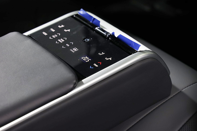 Tiếp đến, điều đáng chú ý nhất trên Toyota Camry 2022 sắp bán ra tại Việt Nam chính là sự xuất hiện của gói công nghệ an toàn Toyota Safety Sense 2.0 trên 3 bản 2.0Q, 2.5Q và 2.5HV.