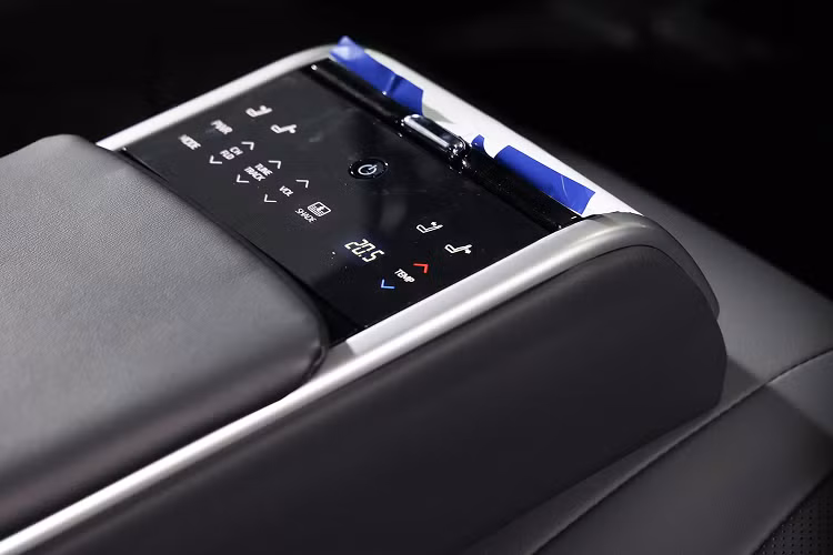 Tiếp đến, điều đáng chú ý nhất trên Toyota Camry 2022 sắp bán ra tại Việt Nam chính là sự xuất hiện của gói công nghệ an toàn Toyota Safety Sense 2.0 trên 3 bản 2.0Q, 2.5Q và 2.5HV.