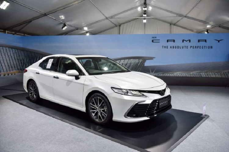 Hiện tại, những thông tin liên quan đến Toyota Camry 2022 tại Việt Nam vẫn không có gì mới hơn. Theo chia sẻ trước đó từ phía đại lý, Toyota Camry 2022 thuộc bản nâng cấp giữa vòng đời, vẫn tiếp tục nhập khẩu nguyên chiếc từ Thái Lan nhưng sẽ có tới 4 phiên bản chứ không phải 2 bản như trước đây.