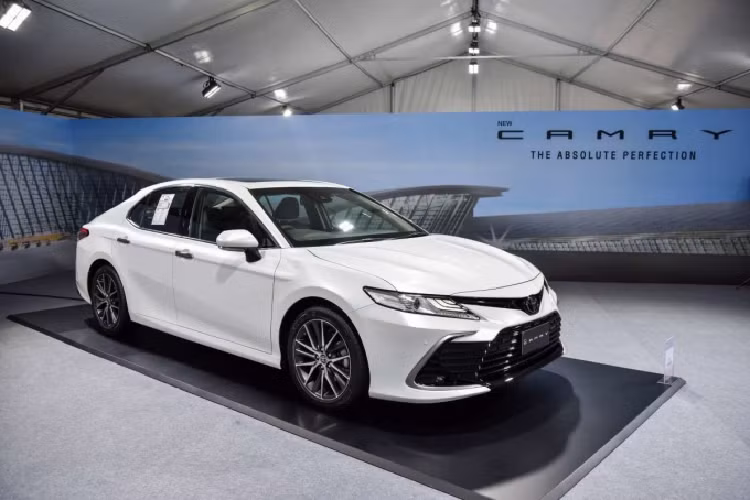Hiện tại, những thông tin liên quan đến Toyota Camry 2022 tại Việt Nam vẫn không có gì mới hơn. Theo chia sẻ trước đó từ phía đại lý, Toyota Camry 2022 thuộc bản nâng cấp giữa vòng đời, vẫn tiếp tục nhập khẩu nguyên chiếc từ Thái Lan nhưng sẽ có tới 4 phiên bản chứ không phải 2 bản như trước đây.