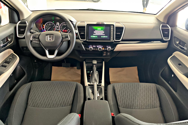 Không thiên hướng thể thao như phiên bản RS cao cấp, City 2021 phiên bản L mang thiết kế theo phong cách sang trọng thích hợp cho đối tượng khách hàng ở độ tuổi trung niên. Ngoại thất phiên bản L này sở hữu mặt ca-lăng mạ crôm sáng bóng, trang bị đèn pha Bi-Halogen (trong khi bản RS sử dụng đèn pha full-LED), “dàn chân” lắp bộ mâm 16 inch sơn màu bạc khá trang nhã.