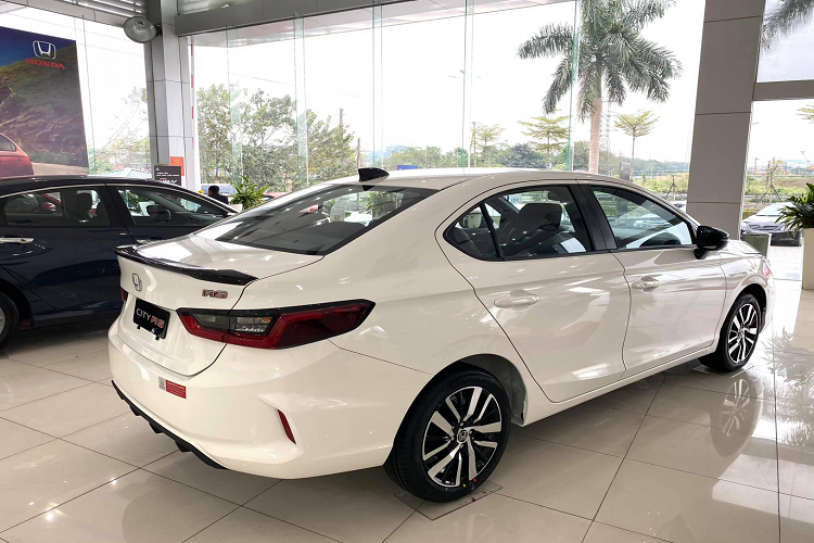 Giá bán 569 triệu đồng của City L 2021 bản trung cấp ngang tầm giá của Toyota Vios phiên bản G CVT cao cấp nhất (570 triệu đồng) hay cao hơn giá bán của Hyundai Accent 2021 1.4L AT Đặc Biệt (542 triệu đồng). Tương tự nhiều dòng xe khác của Honda như Brio hay Civic, dòng City 2021 được định giá khá cao trong phân khúc, chính vì thế dòng xe City thường không phải là lựa chọn của số đông khách hàng mua xe hạng B để chạy dịch vụ.