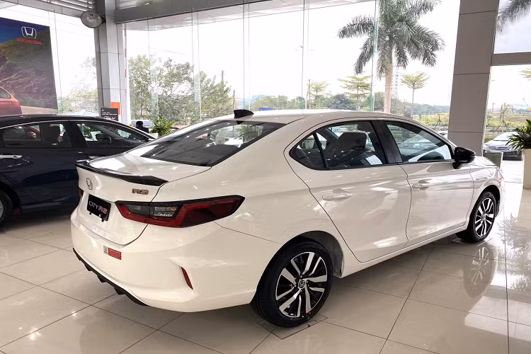 Giá bán 569 triệu đồng của City L 2021 bản trung cấp ngang tầm giá của Toyota Vios phiên bản G CVT cao cấp nhất (570 triệu đồng) hay cao hơn giá bán của Hyundai Accent 2021 1.4L AT Đặc Biệt (542 triệu đồng). Tương tự nhiều dòng xe khác của Honda như Brio hay Civic, dòng City 2021 được định giá khá cao trong phân khúc, chính vì thế dòng xe City thường không phải là lựa chọn của số đông khách hàng mua xe hạng B để chạy dịch vụ.