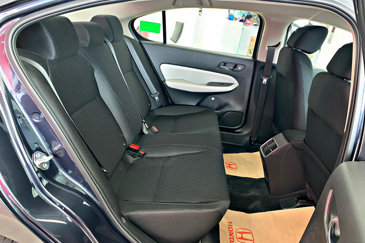 Trong khi nội thất của City L 2021 sử dụng ghế Nỉ (bản RS Nỉ pha Da). Vô lăng của phiên bản này vẫn được bọc Da như bản RS cao cấp, nhưng không có lẫy chuyển số. Trang bị màn hình trung tâm 8 inch, 4 loa giải trí, khởi động bằng nút bấm như phiên bản RS. Tuy nhiên, phiên bản L này không có tính năng đề nổ từ xa.