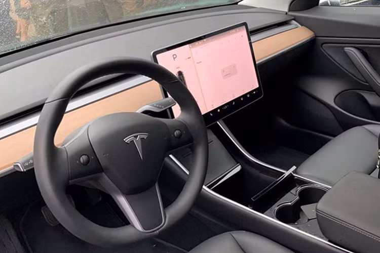 Ở các phiên bản cao cấp hơn, Tesla Model 3 sử dụng 2 động cơ điện, pin từ 75 – 82 kWh và hệ dẫn động bốn bánh toàn thời gian (AWD). Tại Mỹ, giá xe Tesla Model 3 tiêu chuẩn tham khảo từ 35.500 – 36.990 USD. Khi về Việt Nam nó có mức giá khoảng hơn 3 tỷ đồng.