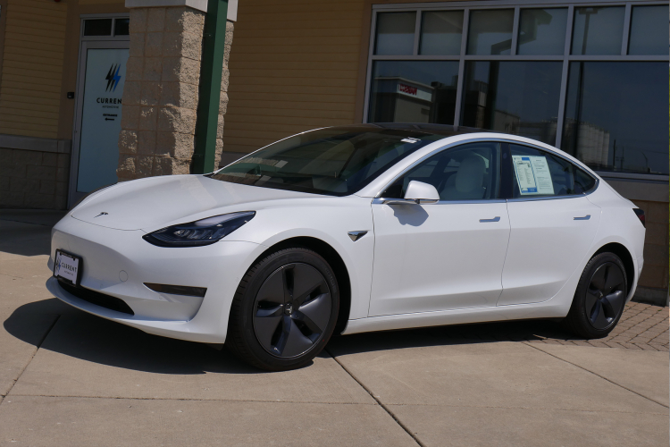 Tesla Model 3 là mẫu xe an toàn cao khi nó đã đạt tiêu chuẩn an toàn 5 sao được đánh giá bởi Cục quản lý đường cao tốc và an toàn giao thông quốc gia Mỹ (NHTSA). Đây cũng là mẫu sedan thứ 2 của hãng xe điện Tesla, Model 3 được định vị dưới mẫu Model S.