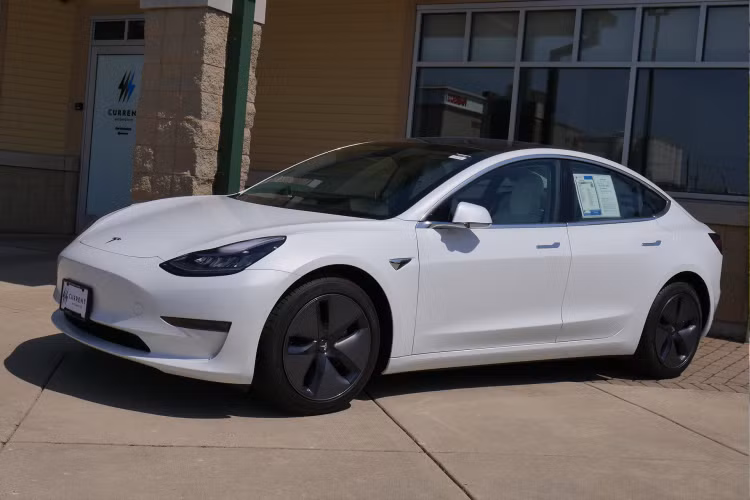 Tesla Model 3 là mẫu xe an toàn cao khi nó đã đạt tiêu chuẩn an toàn 5 sao được đánh giá bởi Cục quản lý đường cao tốc và an toàn giao thông quốc gia Mỹ (NHTSA). Đây cũng là mẫu sedan thứ 2 của hãng xe điện Tesla, Model 3 được định vị dưới mẫu Model S.