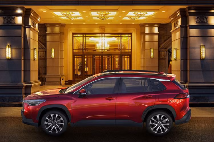 Toyota Corolla Cross có kích thước tổng thể DxRxC tương ứng 4.460 x 1.825 x 1.620 mm; chiều dài cơ sở 2.640 mm; khoảng sáng gầm xe 161 mm; bán kính quay đầu 5.2 m; trọng lượng không tải 1.410 kg; cấu hình 5 chỗ ngồi.