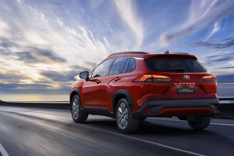 Tạm thời UMWT vẫn chưa cung cấp thông số kỹ thuật chính thức của Corolla Cross ở Malaysia. Tại Thái Lan và Việt Nam, điểm sáng của Corolla Cross chính là hệ truyền động hybrid 1.8L cho tổng công suất 138 mã lực và mô-men xoắn cực đại 172 Nm, kết hợp với hộp số vô cấp Super CVT-i.