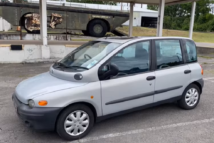 Chưa hết, các đèn hậu được chế tạo từ nhà máy trông giống như có bong bóng ở trong. Có thể họ biết chất lượng lắp ráp của Fiat sớm muộn cũng sẽ để nước tràn vào đó và quyết định biến điều này thành một tính năng “đặc trưng”.