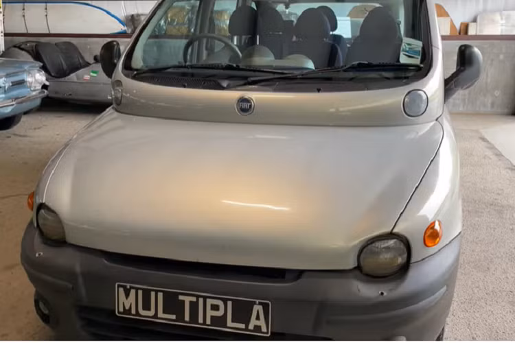 Fiat Multipla đời 2000 cũng có gương cửa chia đôi kiểu xe van, một thiết kế rất tốt để loại bỏ điểm mù. Bên cạnh phần đầu xe chia tầng, Nó còn có một yếu tố thiết kế kỳ lạ khác, đó là phần mui xe. Phần này trông giống như một vết sưng phồng không tự nhiên với cửa sổ cao bất thường. Nhà thiết người ý hào hoa cũng khiến phần đuôi xe trở nên độc đáo bằng cách uốn cong tấm kính.