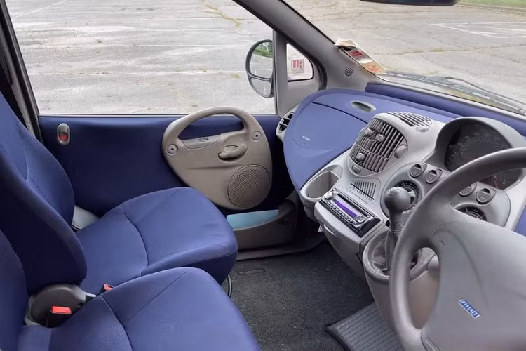 Hình dáng kỳ lạ của chiếc xe Fiat Multipla đặc biệt này được tạo ra bởi nhà thiết kế người Ý Roberto Giolito. Ông cũng là người vẽ nên chiếc Fiat Trepiuno 2004, mẫu xe cho xem trước Fiat 500. Nếu bạn có thể bỏ qua thiết kế hai tầng kỳ lạ, đây có lẽ là chiếc xe gia đình mang tính cách mạng nhất ở châu Âu vào thời điểm đó. Nó có 2 hàng ghế, mỗi hàng 3 chỗ ngồi, tương tự một chiếc xe van. Vì vậy, nó là một chiếc xe lý tưởng cho những gia đình đông con, nhiều đồ đạc.