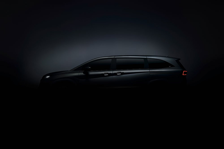 Cụ thể, trên đầu xe, mẫu MPV này được trang bị lưới tản nhiệt cỡ lớn và không có viền. Lưới tản nhiệt nối liền với cụm đèn pha thanh mảnh ở hai bên. Ngoài ra, ngay bên trên đèn pha và lưới tản nhiệt còn có nẹp mạ crôm dập dòng chữ "Custo".