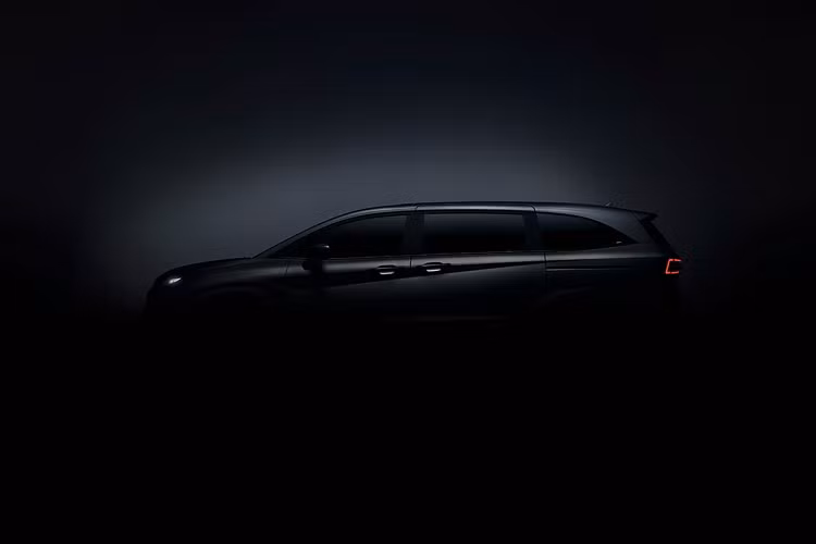 Cụ thể, trên đầu xe, mẫu MPV này được trang bị lưới tản nhiệt cỡ lớn và không có viền. Lưới tản nhiệt nối liền với cụm đèn pha thanh mảnh ở hai bên. Ngoài ra, ngay bên trên đèn pha và lưới tản nhiệt còn có nẹp mạ crôm dập dòng chữ "Custo".