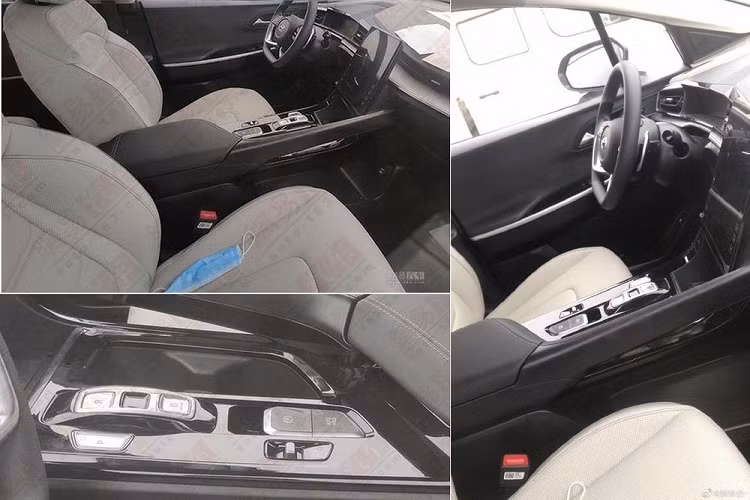 Đằng sau, Hyundai Custo 2022 đi kèm cụm đèn hậu hình chữ "C", nối với nhau bằng dải đèn LED ở giữa. Nằm giữa đèn hậu là tem chữ nổi "Hyundai" chứ không phải là logo của thương hiệu. Ngoài ra, theo hình ảnh chụp trên đường thử, mẫu MPV này còn có cửa sổ trời toàn cảnh Panorama chia làm 2 mảnh, gương chiếu hậu tích hợp camera cập lề và các loại vành la-zăng có thiết kế khác nhau. Đó là chưa kể đến tấm ốp gầm giả màu bạc bên dưới cản trước và cản sau.