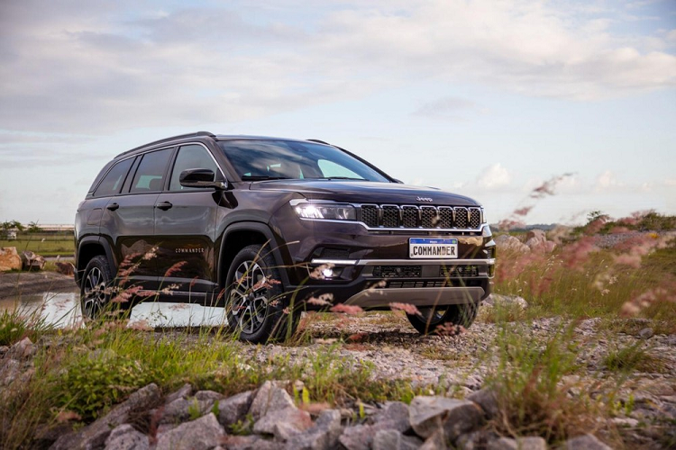 Được sản xuất tại Brazil, giá xe Jeep Commander 2021 dao động từ 199.990 - 279.900 Real (khoảng 876 triệu đến 1,22 tỷ đồng). Khi có mặt trên thị trường, xe sẽ cạnh tranh với những mẫu SUV 7 chỗ khác như Toyota Fortuner và Ford Everest.